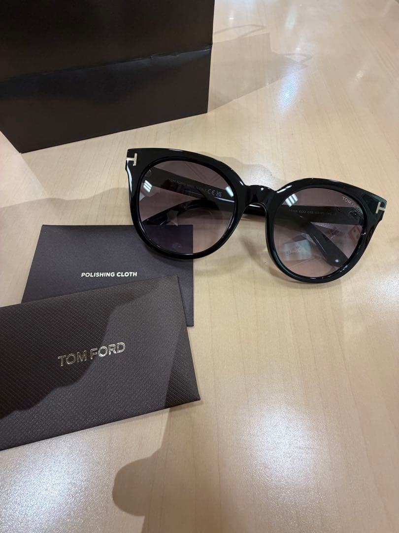 TOM FORD Moira TF1109 ブラックサングラス