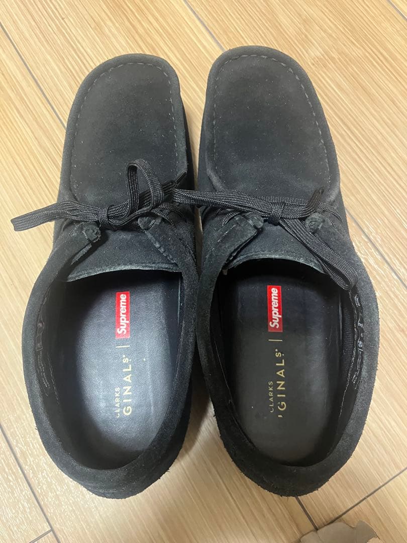 シュプリーム クラークス Supreme x Clarks Wallabee