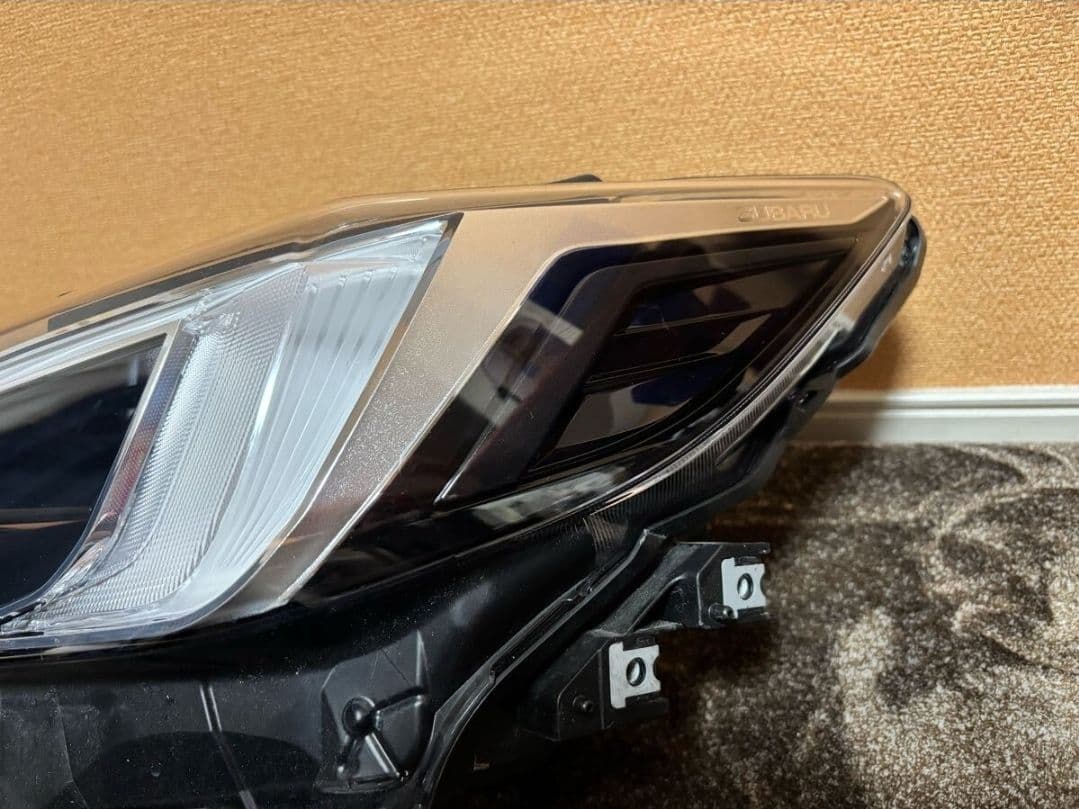 美品 レヴォーグ VN5 純正 ヘッドライト 左右LED