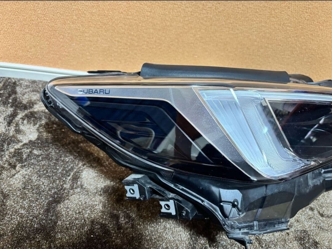 美品 レヴォーグ VN5 純正 ヘッドライト 左右LED