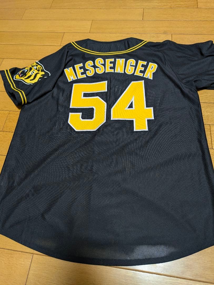 阪神　ユニフォーム　黒ビジター　メッセンジャー ユニフォームMサイズ