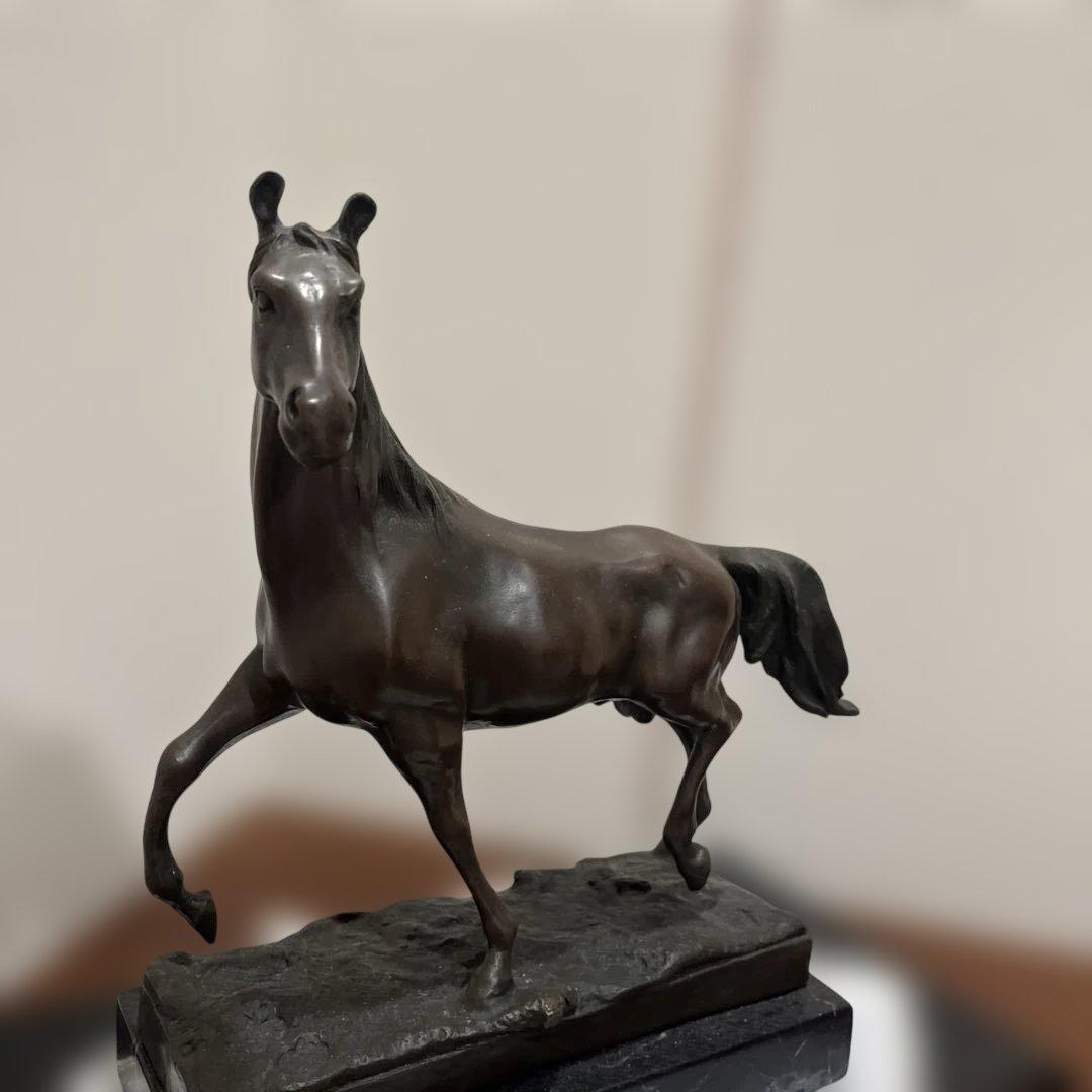 ブロンズ 馬　黒い大理石台座付き
