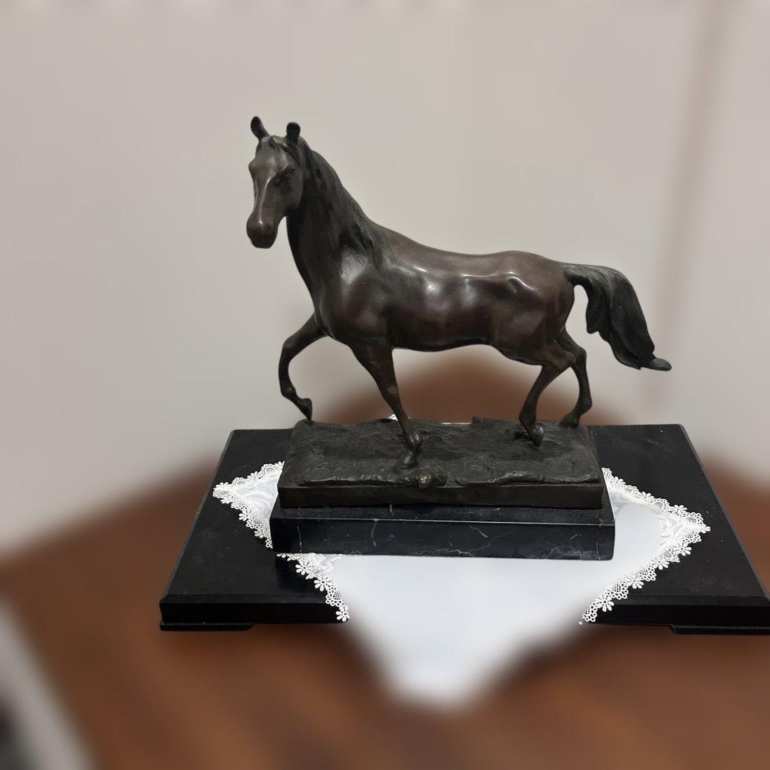 ブロンズ 馬　黒い大理石台座付き