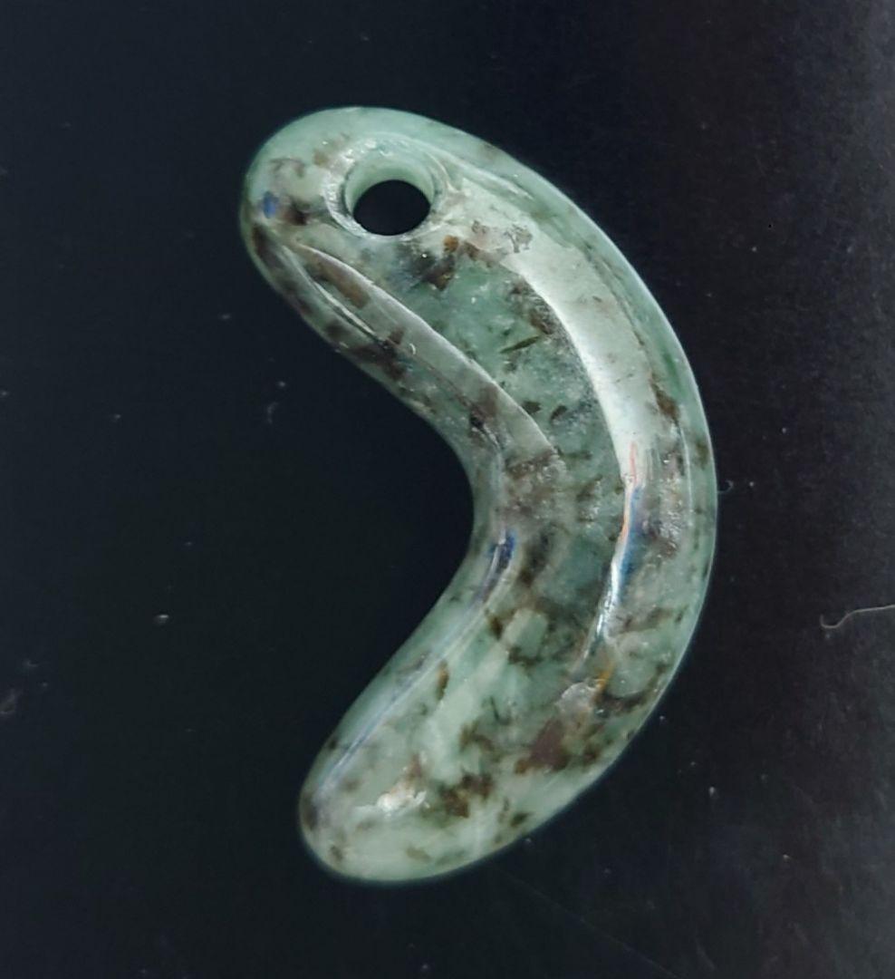 【7月末まで】糸魚川翡翠　勾玉　スレンダー