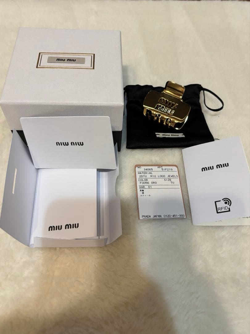 ロゴ入り スモール クロウクリップ　miumiu ミュウミュウ　ヘアクリップ