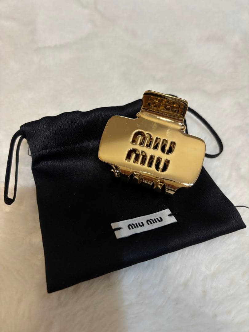 ロゴ入り スモール クロウクリップ　miumiu ミュウミュウ　ヘアクリップ