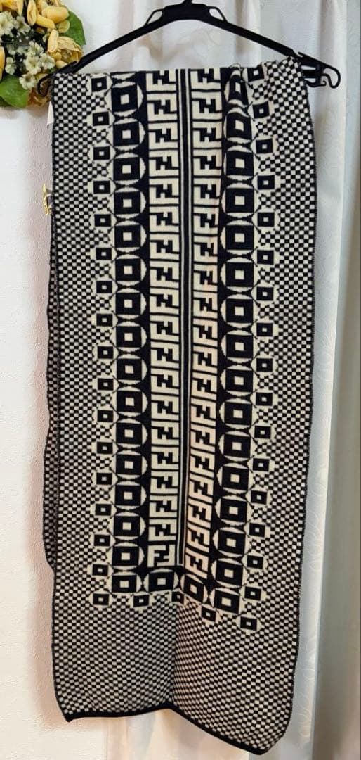 FENDIフェンディ ストールマフラー ズッカ柄 黒白極暖大判リバーシブル　伊製