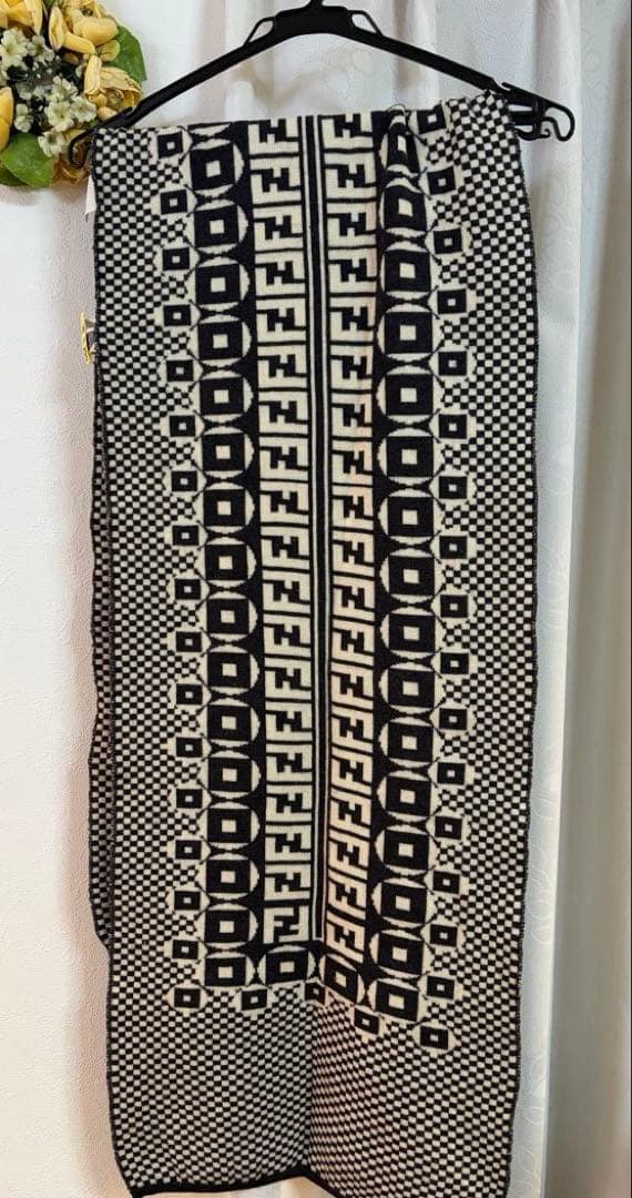 FENDIフェンディ ストールマフラー ズッカ柄 黒白極暖大判リバーシブル　伊製