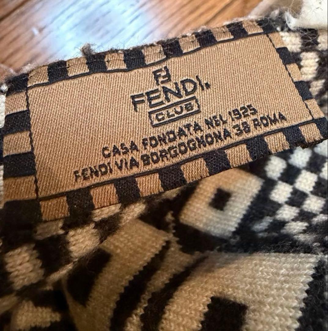 FENDIフェンディ ストールマフラー ズッカ柄 黒白極暖大判リバーシブル　伊製