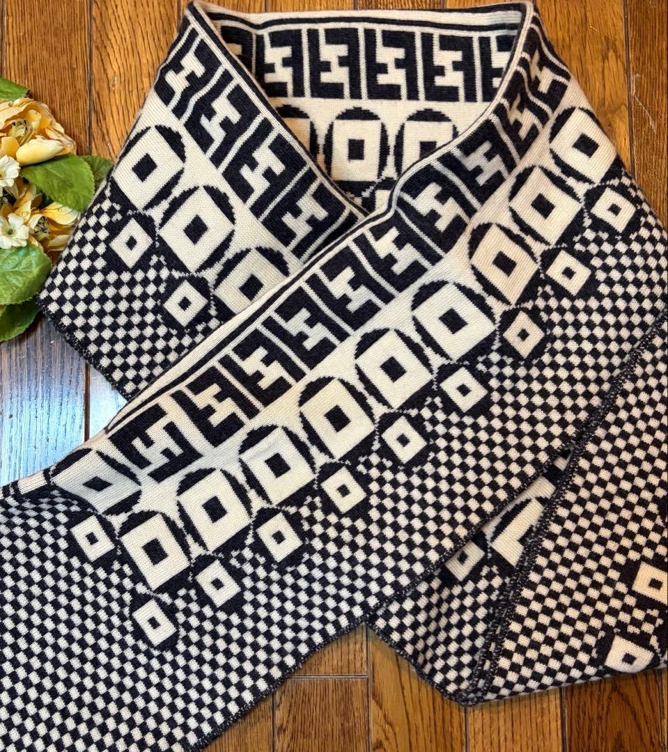 FENDIフェンディ ストールマフラー ズッカ柄 黒白極暖大判リバーシブル　伊製