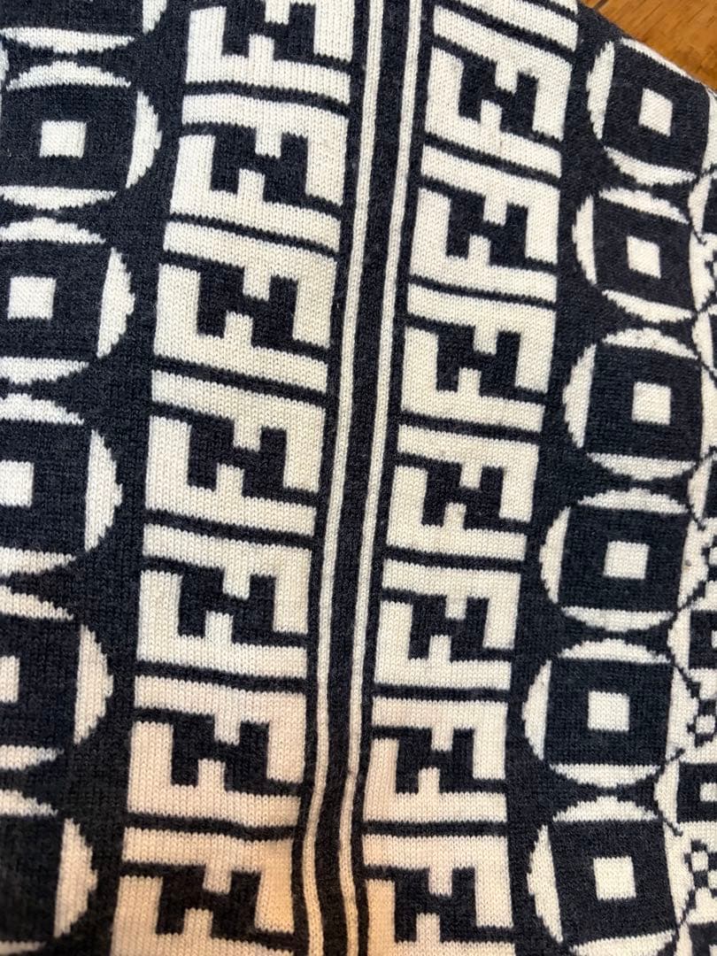 FENDIフェンディ ストールマフラー ズッカ柄 黒白極暖大判リバーシブル　伊製