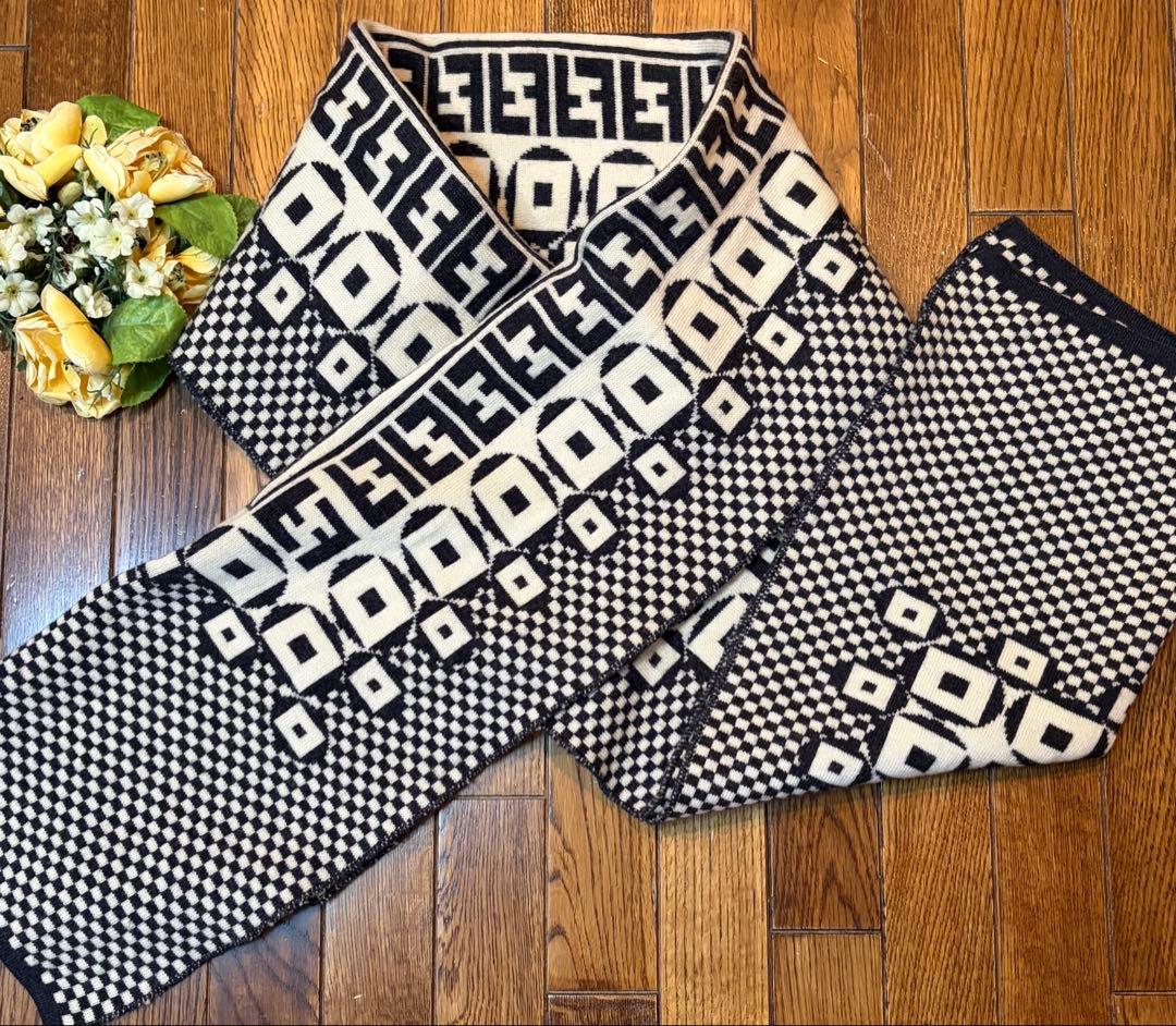 FENDIフェンディ ストールマフラー ズッカ柄 黒白極暖大判リバーシブル　伊製