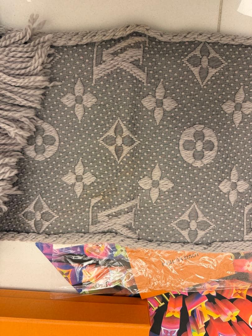 Louis Vuitton グレー マフラー フリンジ付き