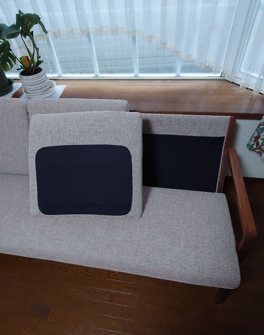 カリモク、三人掛けソファ