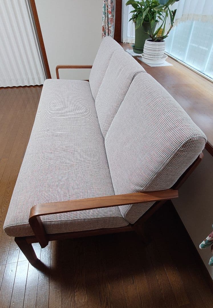 カリモク、三人掛けソファ