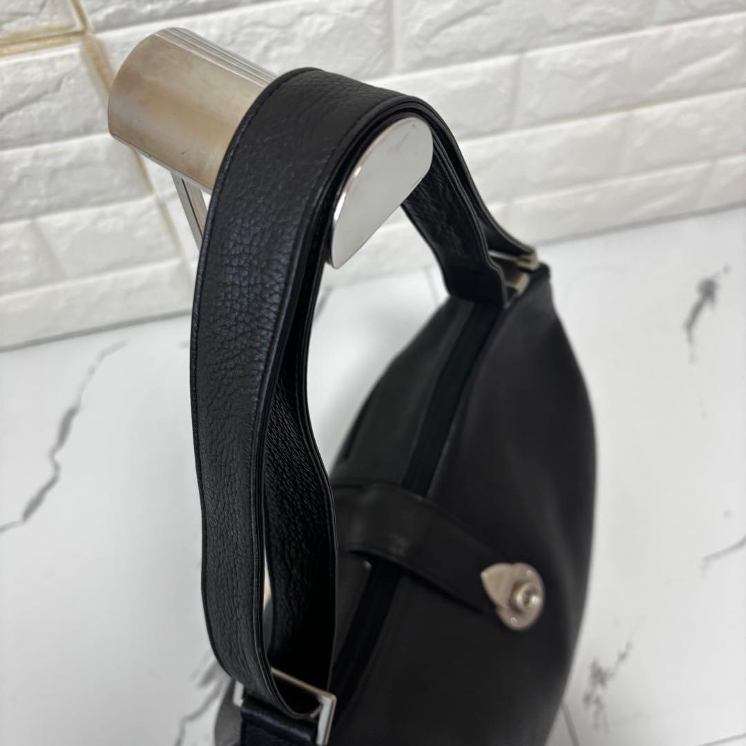 BREE✨レザー　ワンハンドル　ショルダーバッグ　ホーボー　シボ革　ターンロック