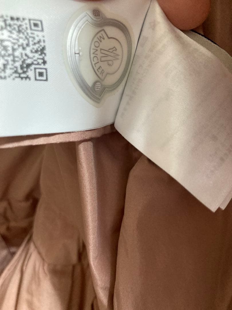 MONCLER フード付きベージュダウンベスト