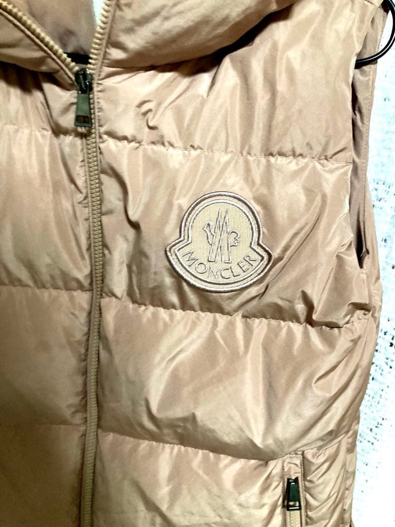 MONCLER フード付きベージュダウンベスト