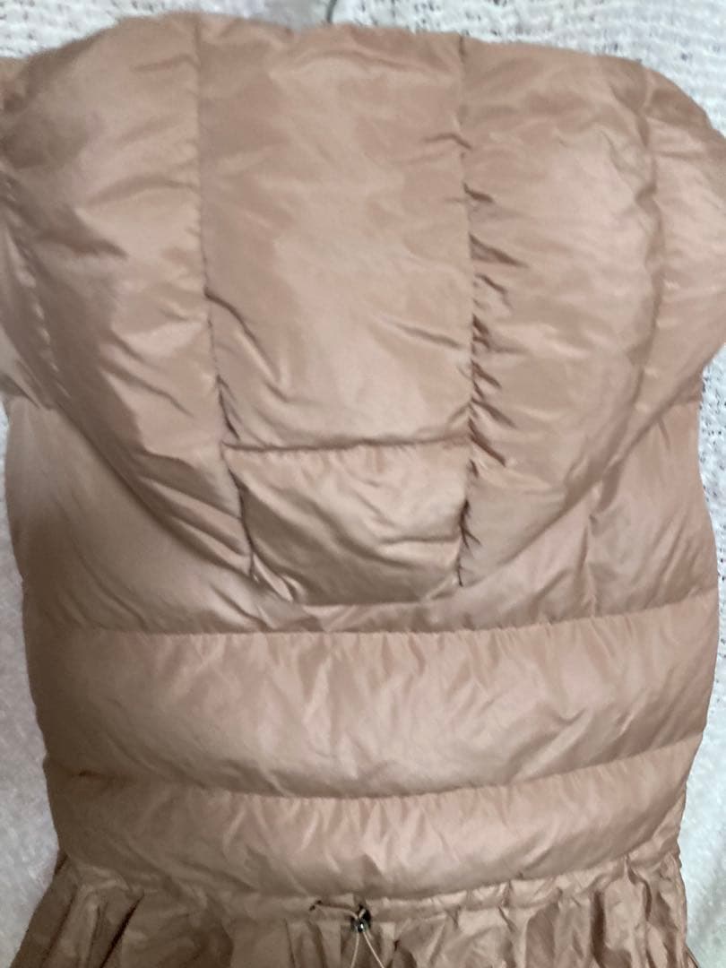 MONCLER フード付きベージュダウンベスト