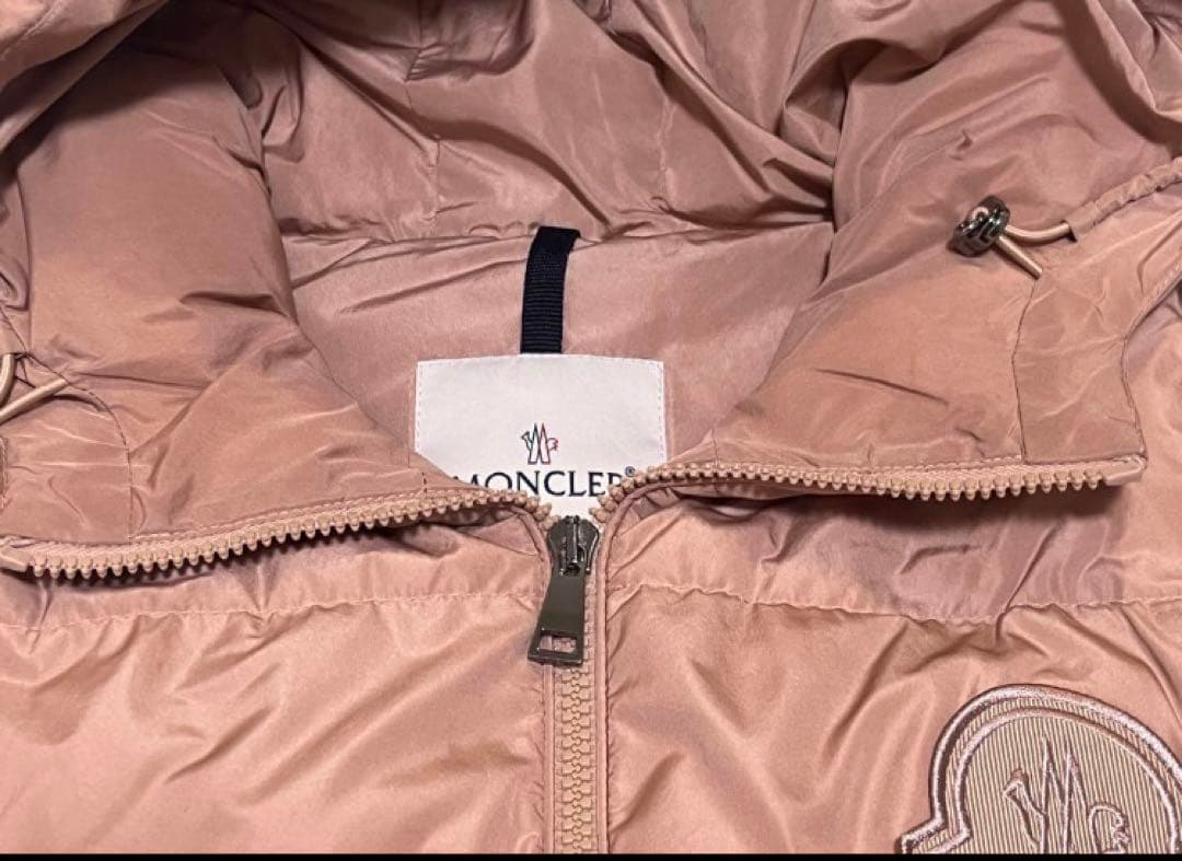 MONCLER フード付きベージュダウンベスト