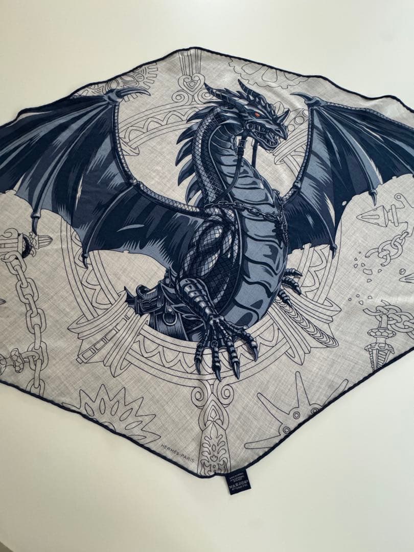 HERMES エルメス カシミアシルク ドラゴン柄　三角形ストール