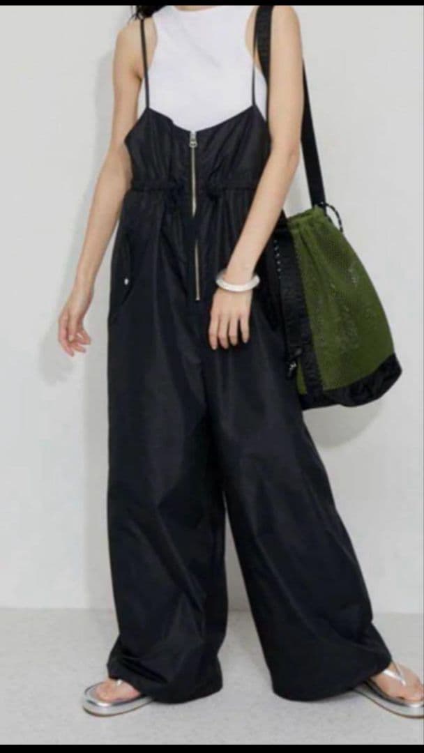 最終値下げ人気販売品アダムエロペ　UVカットシャイニータフタロンパースブラック