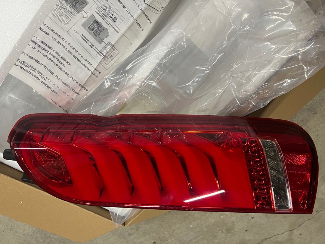 ハイエース200系　ヴァレンティ　ウルトラシグマ右用