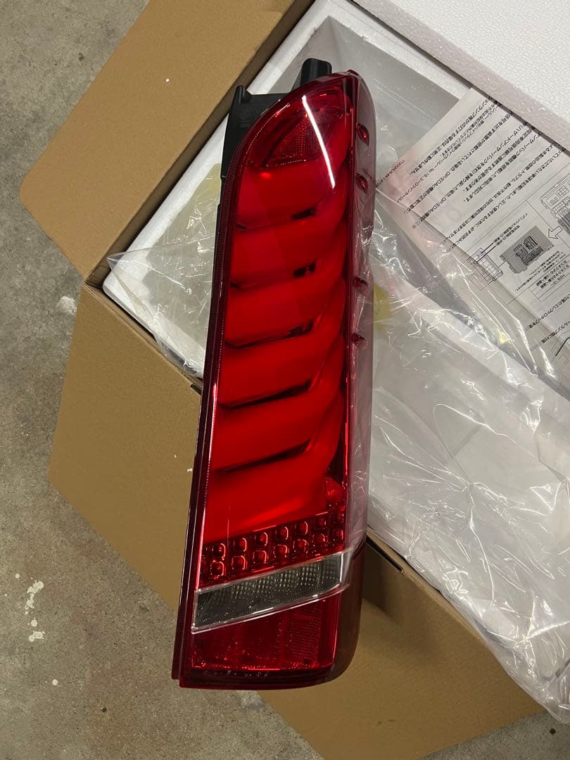 ハイエース200系　ヴァレンティ　ウルトラシグマ右用