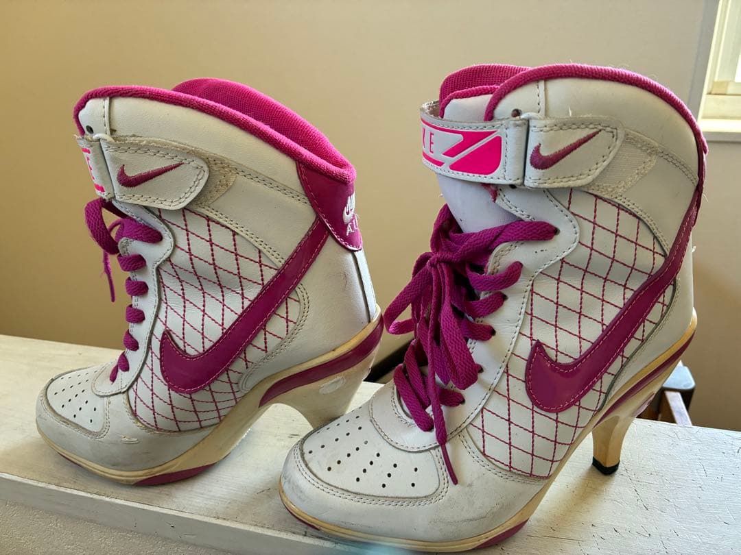 珍品　NIKE ハイカットスニーカー ヒール　24センチ
