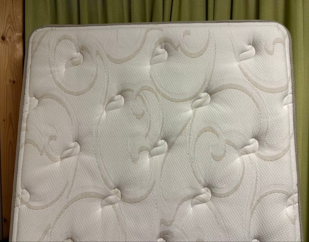 【美品】シモンズキングサイズ（二分割）マットレス　ゴールデンバリューピロートップ