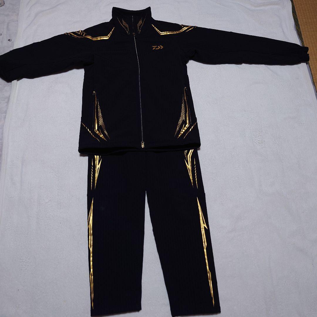 Daiwa トーナメントストレッチジャケットパンツ（上下セット） 黒/金　L