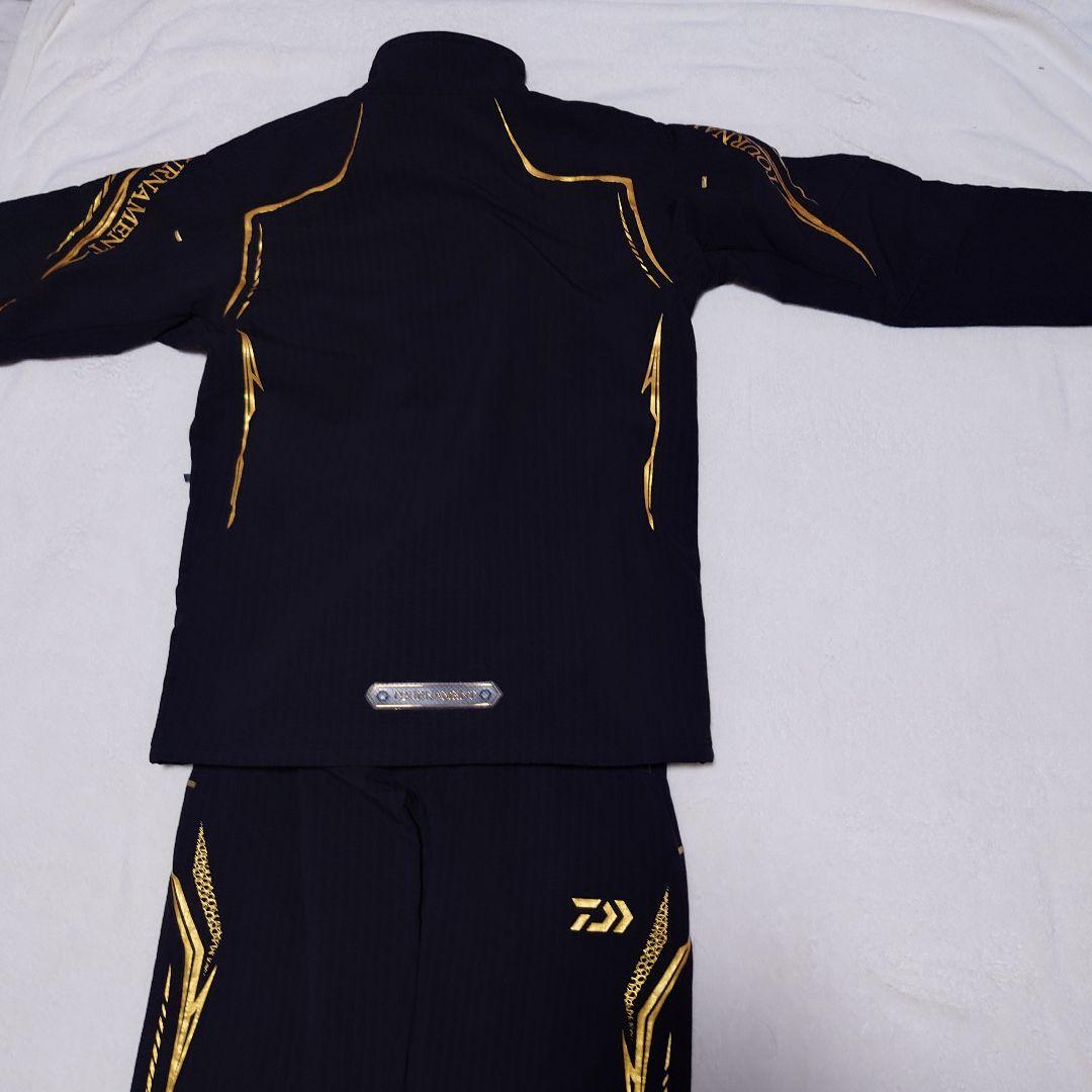 Daiwa トーナメントストレッチジャケットパンツ（上下セット） 黒/金　L