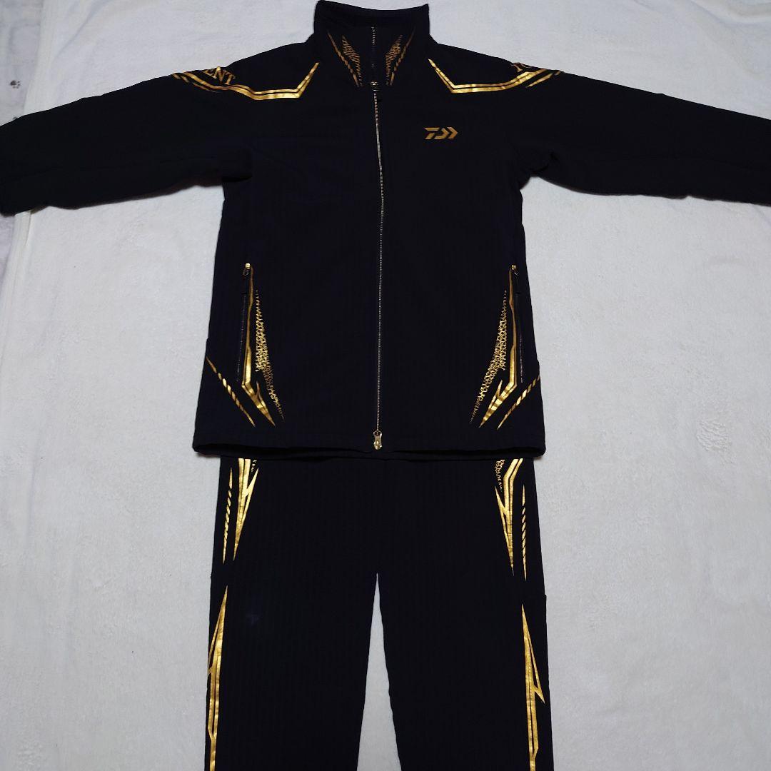 Daiwa トーナメントストレッチジャケットパンツ（上下セット） 黒/金　L