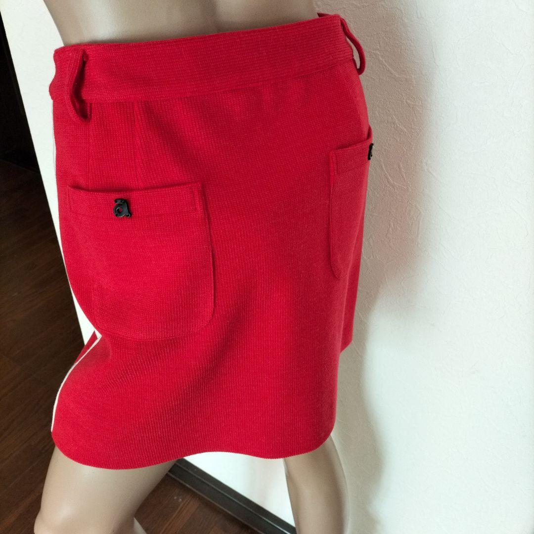 未使用赤いスカート サイドロゴテープ付き