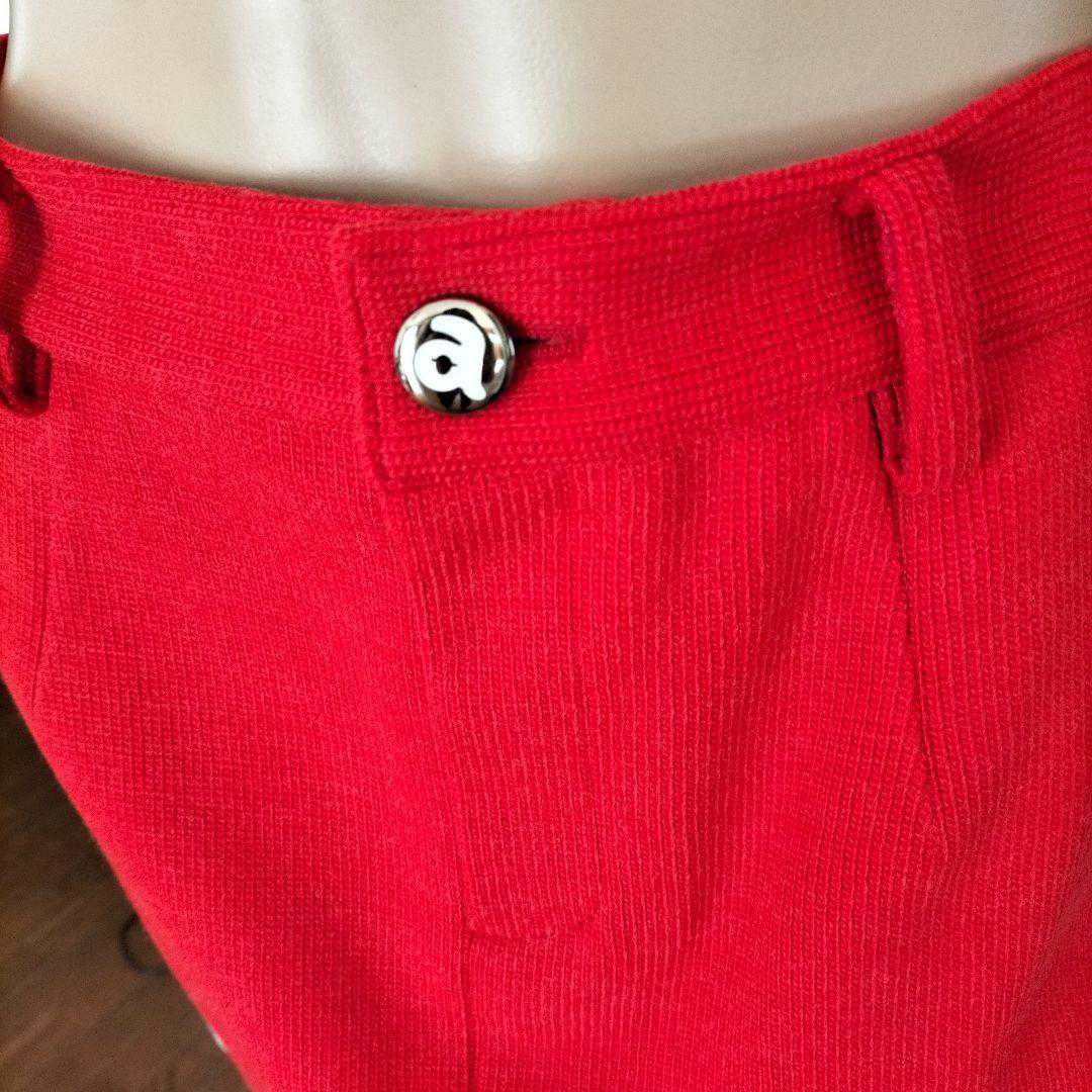 未使用赤いスカート サイドロゴテープ付き