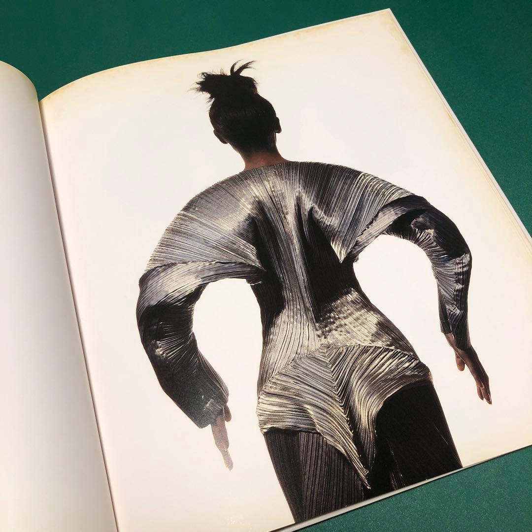 アート・デザイン・音楽 ISSEY MIYAKE by IRVING PENN 1989