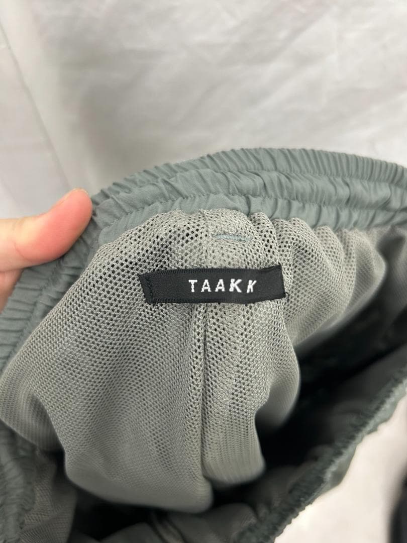 TAAKK 装飾付きグリーンパンツ サイドジッパー