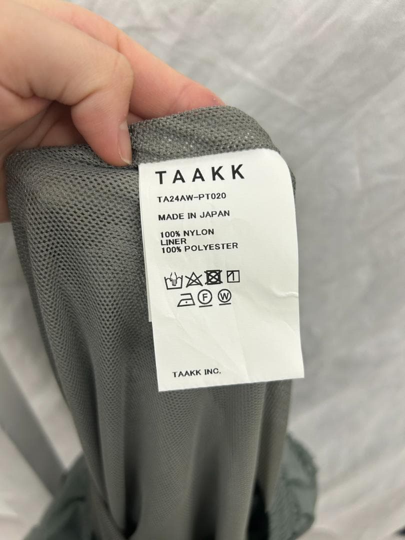 TAAKK 装飾付きグリーンパンツ サイドジッパー