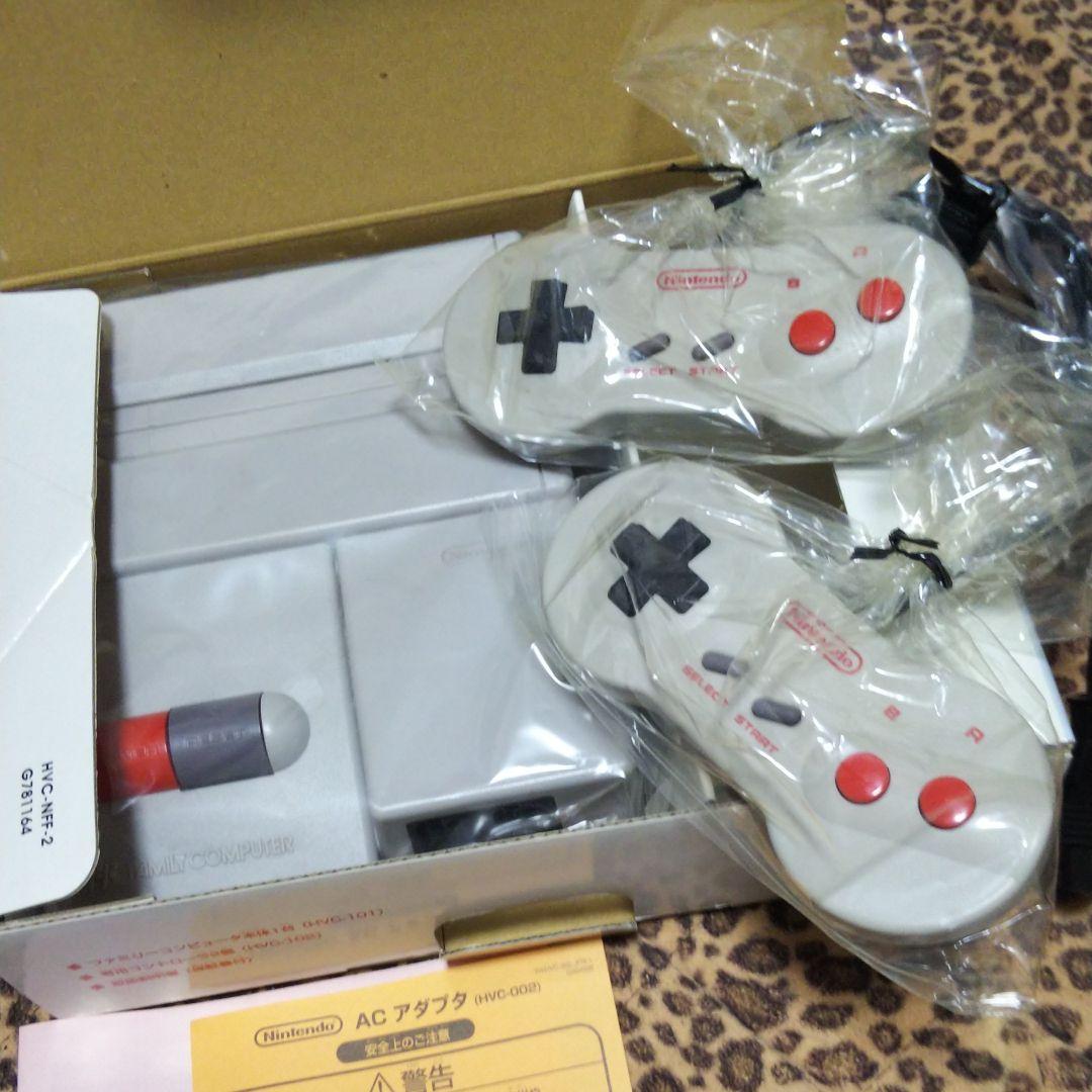 newファミコン本体と希少な箱付き説明書付きマリオブラザーズ他