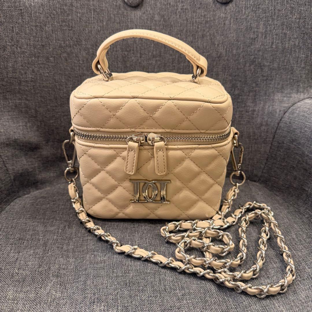 darich キルティングスクエアミニバッグ シルバーパーツ　ベージュ