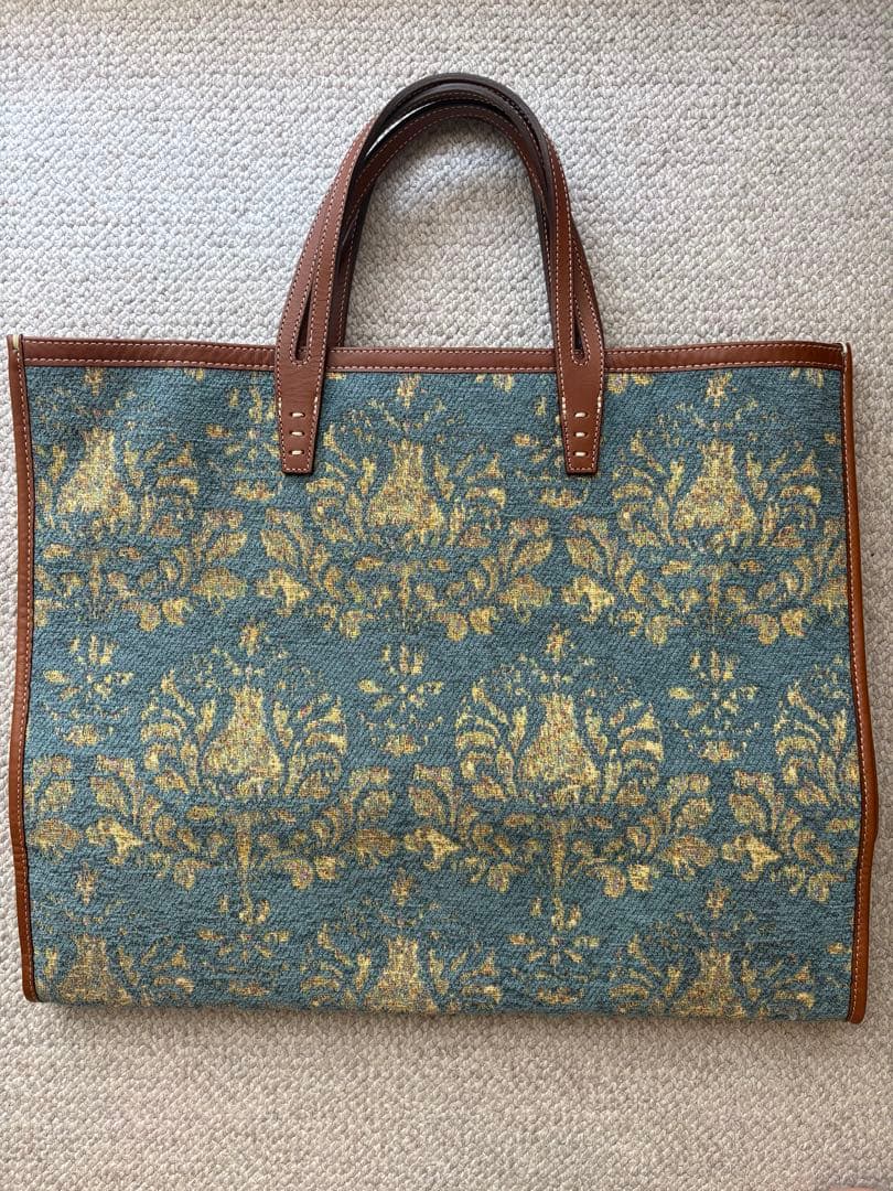 A VACATION アバケーションTANKトートバッグ　くすみブルーバロック柄