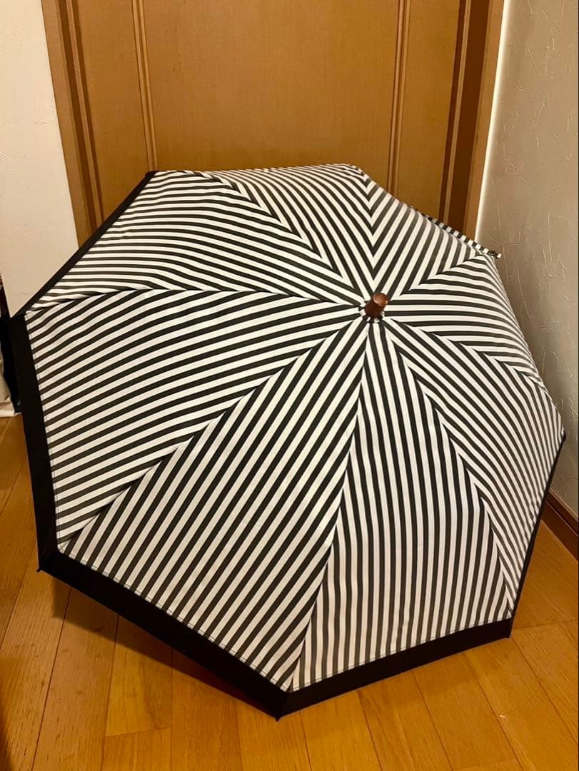 サンバリア100 折りたたみ日傘　２段折 白黒ストライプ　完全遮光