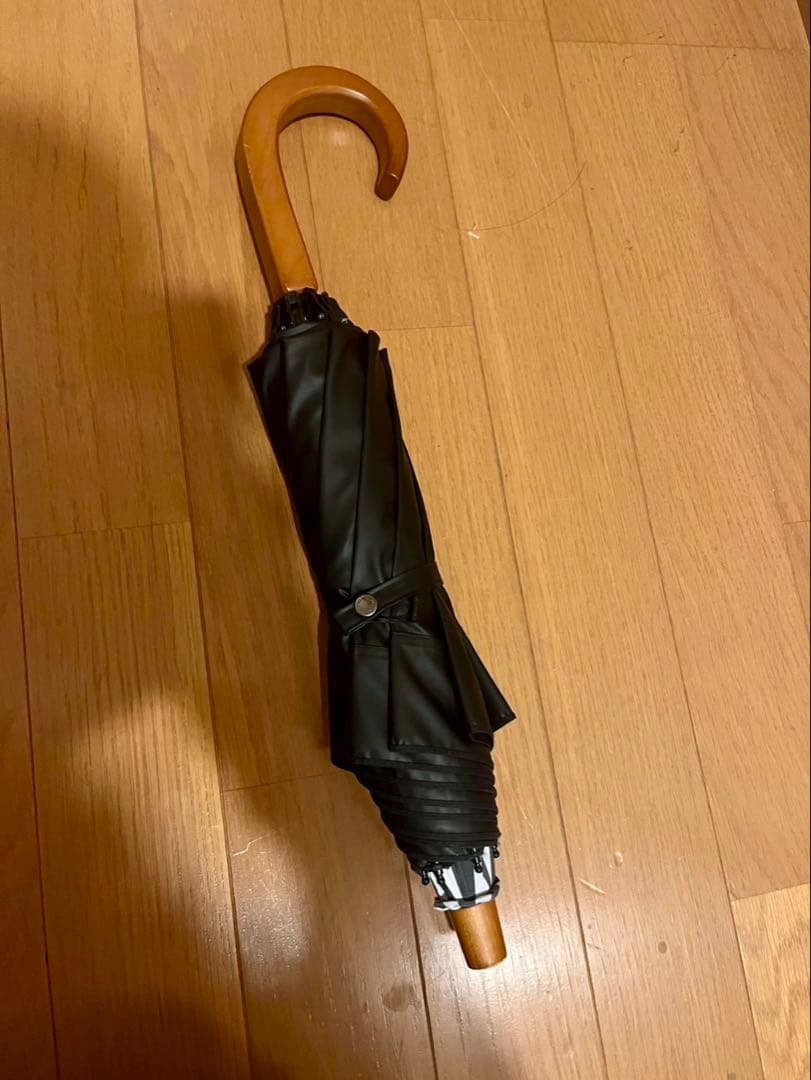 サンバリア100 折りたたみ日傘　２段折 白黒ストライプ　完全遮光