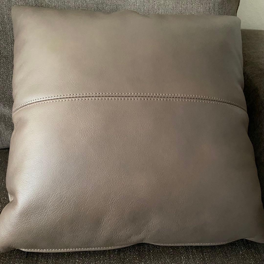 【カッシーナ・イクスシー】レザークッションFZ革（ロゴあり）　グレー