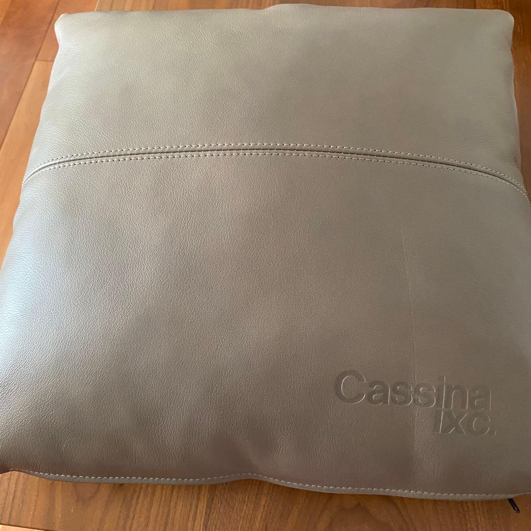 【カッシーナ・イクスシー】レザークッションFZ革（ロゴあり）　グレー