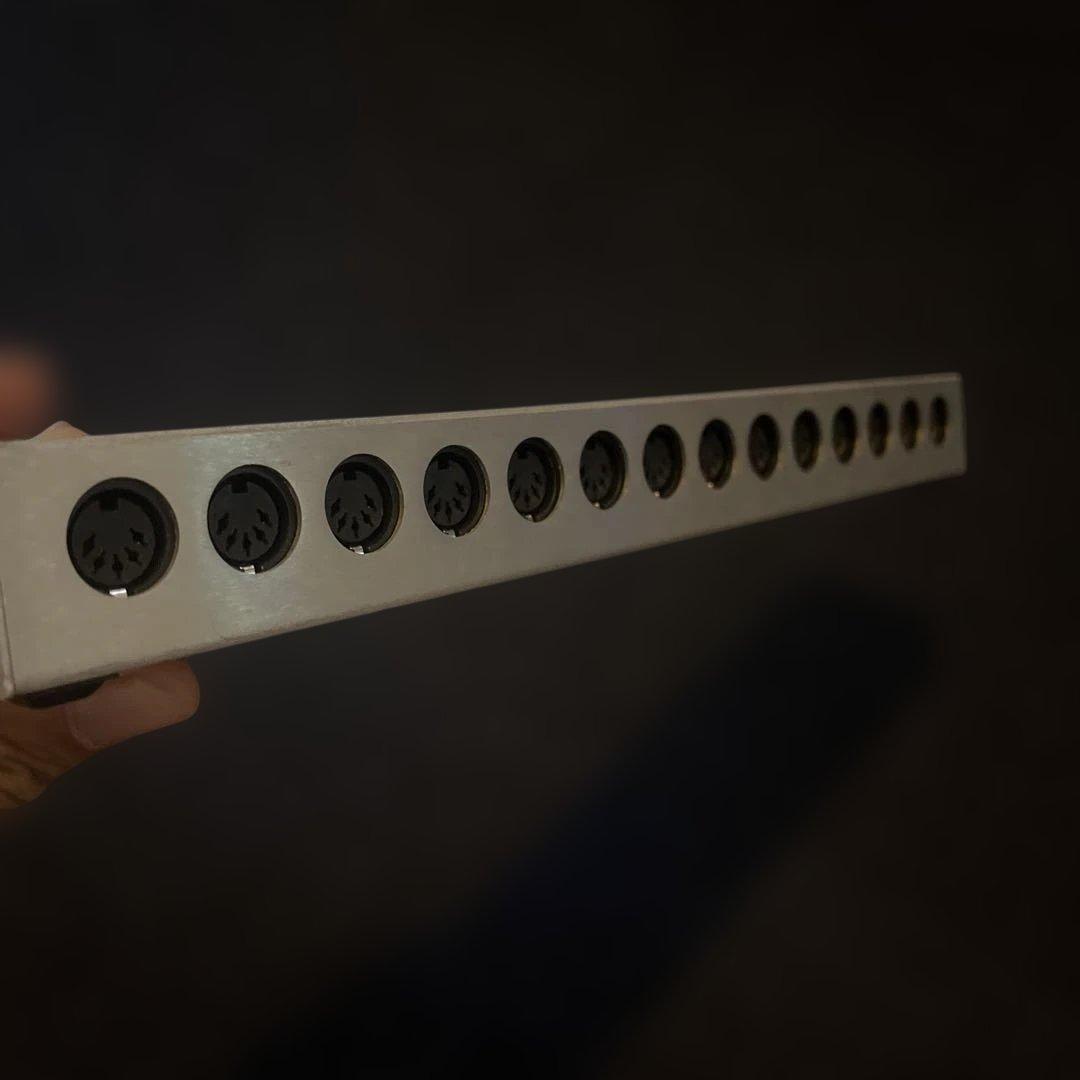 KENTON THRU-25 MIDIスルー分配器