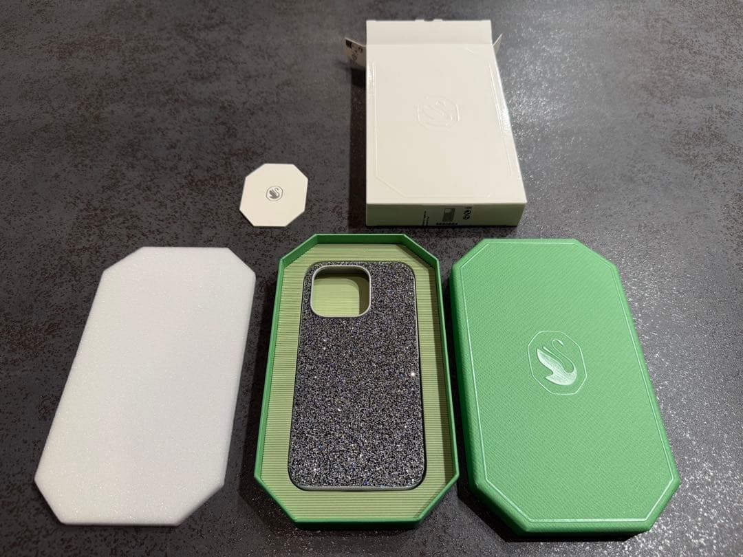 【新品未使用】SWAROVSKI iPhone 15pro (シルバー系)