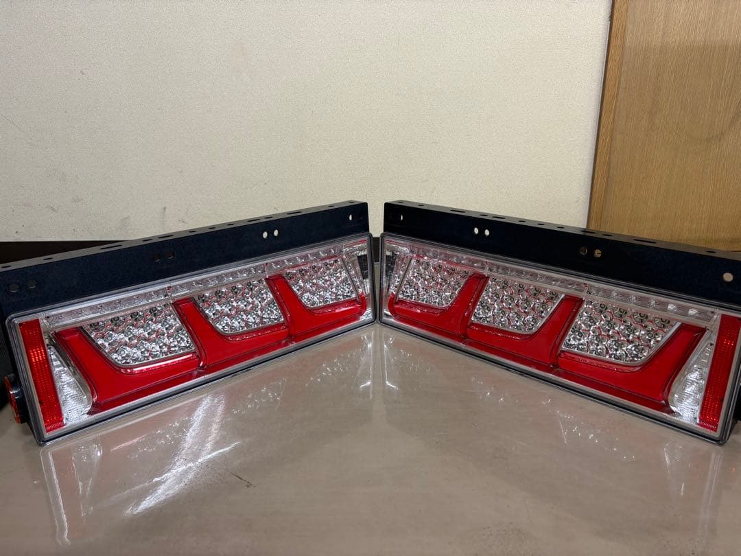G*d様 【新車外し品】小糸　LED3連テールランプ左右セット
