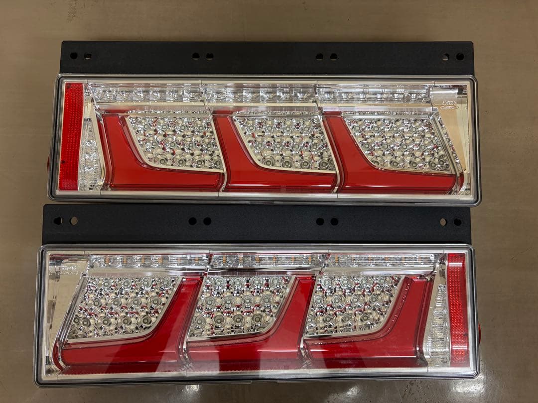 G*d様 【新車外し品】小糸　LED3連テールランプ左右セット