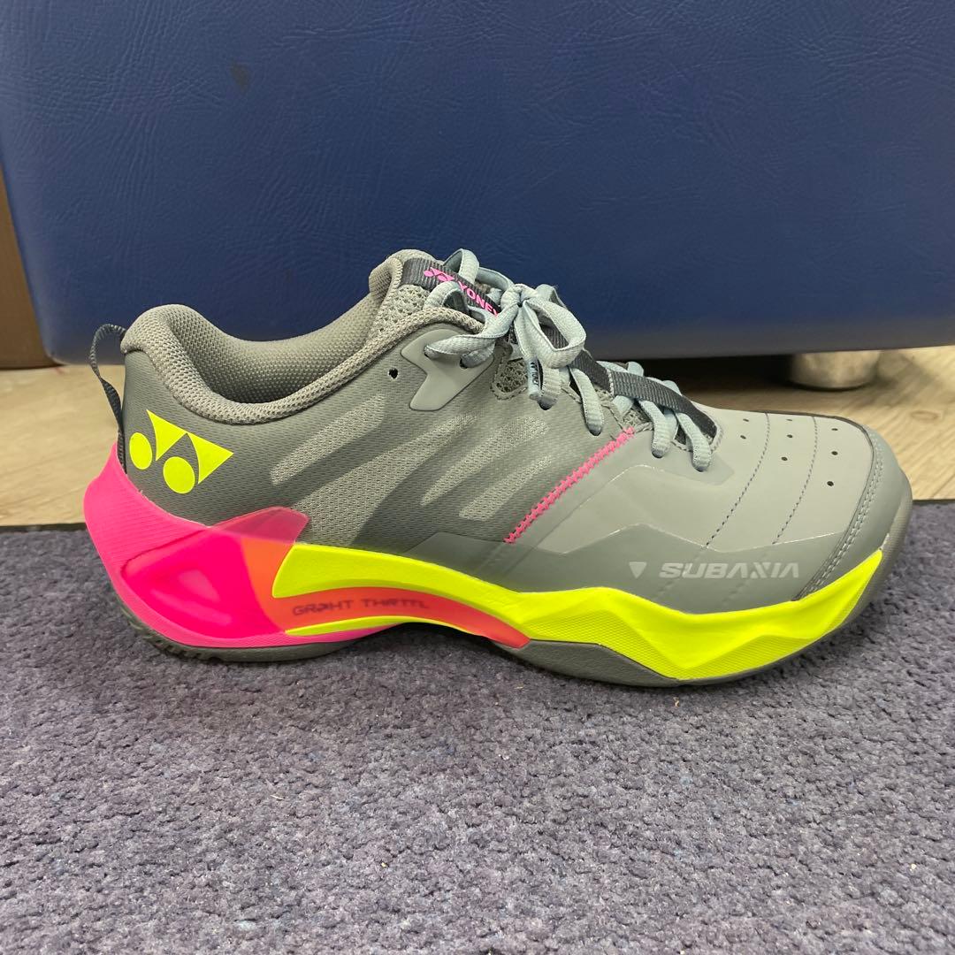 1回のみ使用 ヨネックス サブアクシアGTワイド 25.5バドミントンシューズ